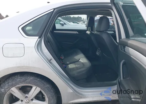 2013 Volkswagen Passat 2.5L Se z USA, uszkodzony, nr VIN 1VWBP7A39DC080339